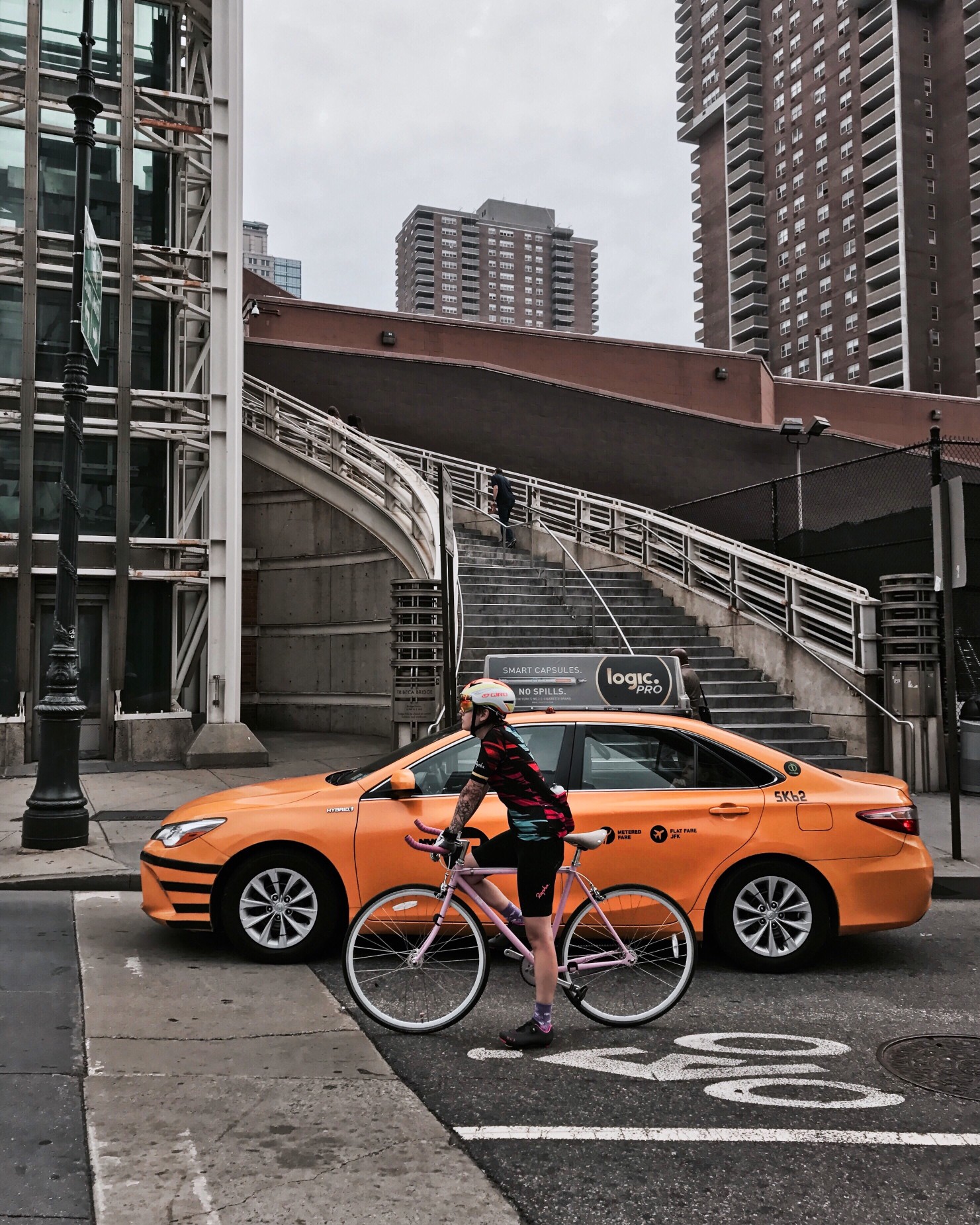 biker-and-yellow-cab-new-york-city_t20_px86wO