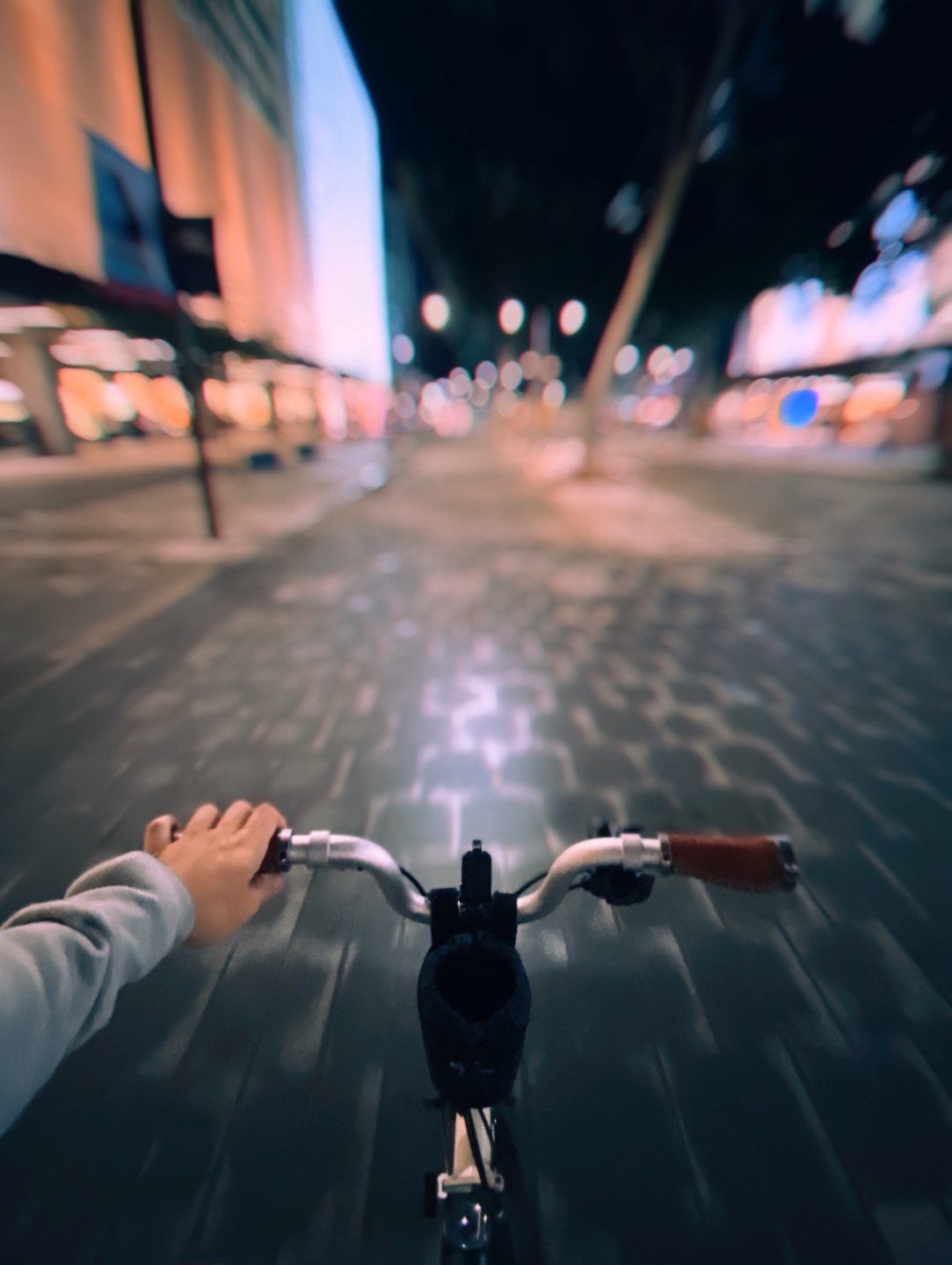 road-city-people-light-blur-street-cycling-urban-fast-cycling-path_t20_98o0ZK